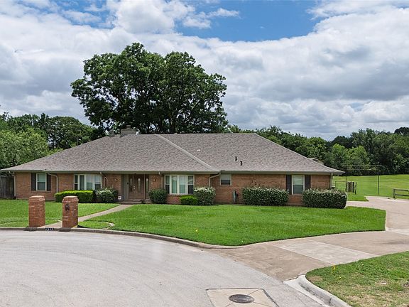 3rd image of 1215 Oakwood Trl