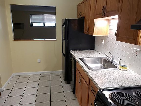 4th image of 200 Governors Dr APT 4