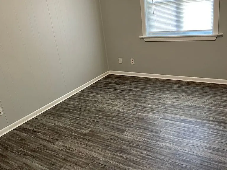 607 College St SW — Photo 4