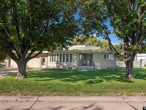4th image of 204 W Country Ln