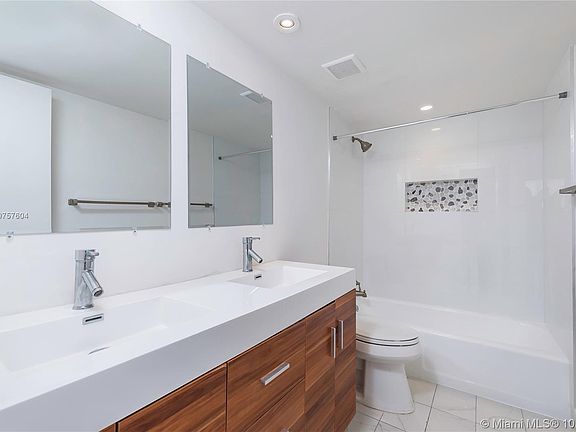 4th image of 780 NE 69th St APT 306
