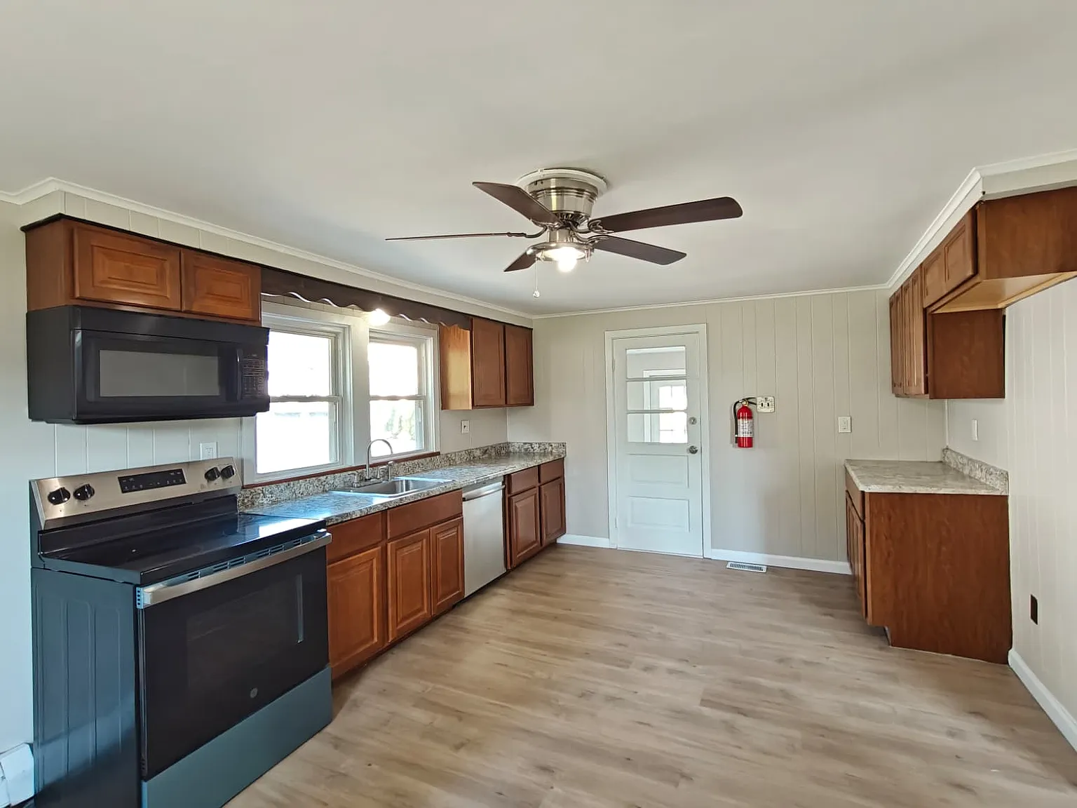 Spacious 2-Bedroom First-Floor Apartment — Photo 2