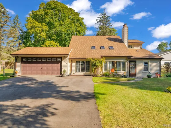 7730 Austere Rd, Waterford, MI 48329