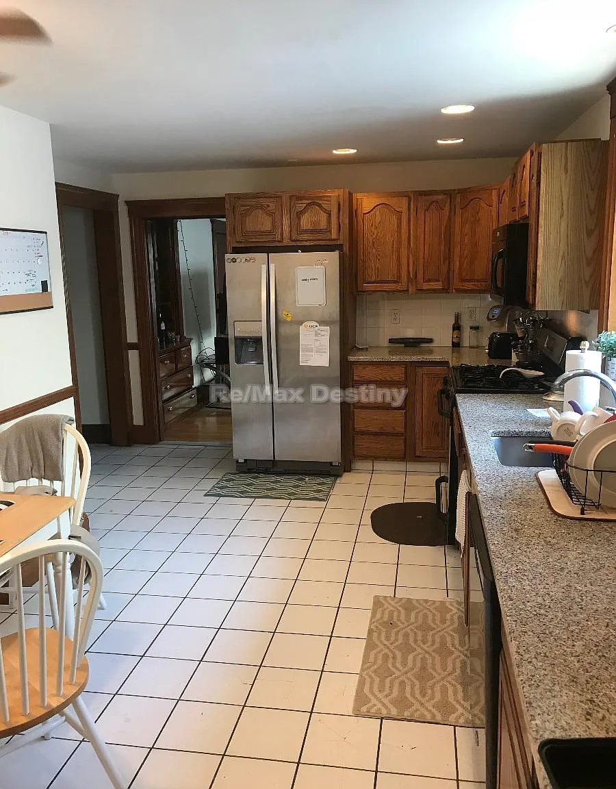 4 bed, 2.0 bath, 1600 sqft, $5,400 — Photo 4