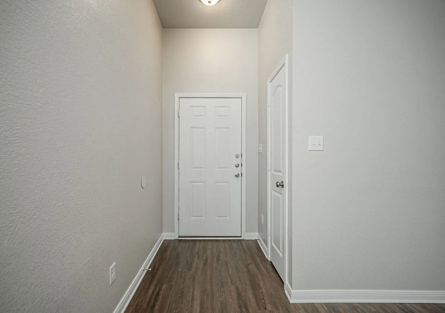 Spacious Single-Family Home Available Now! — Photo 2
