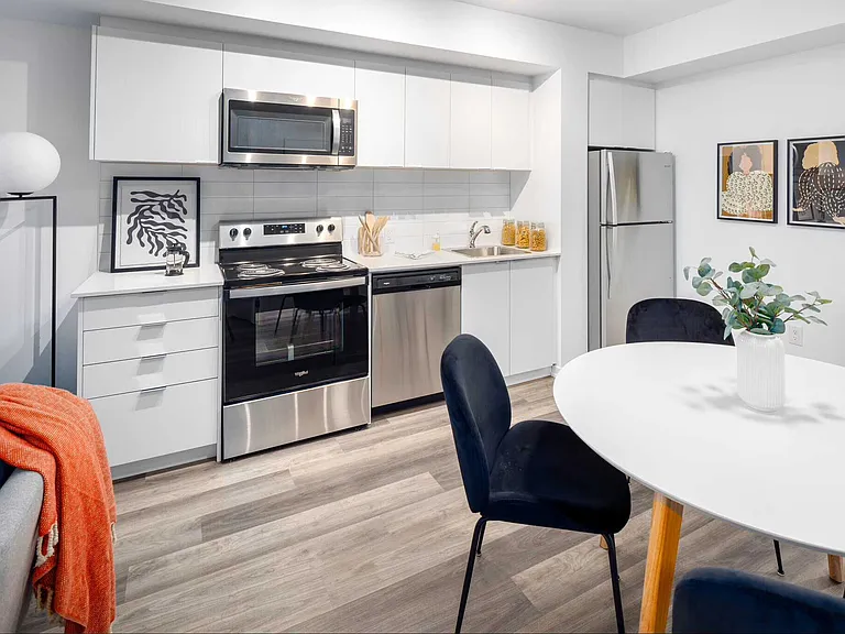 2376 Dundas St W — Photo 22