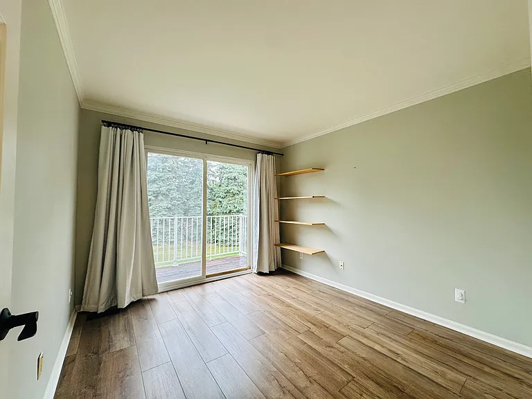 4033 Berkshire Dr — Photo 10