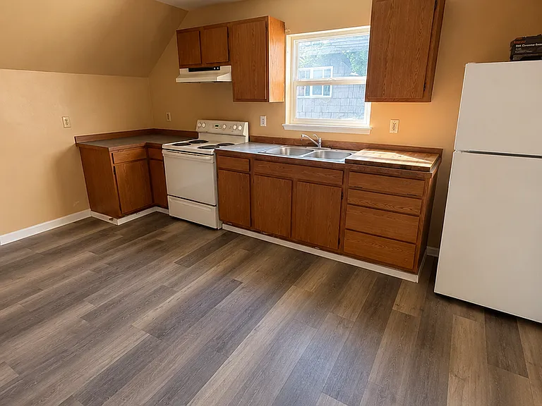 220 N D St — Photo 4
