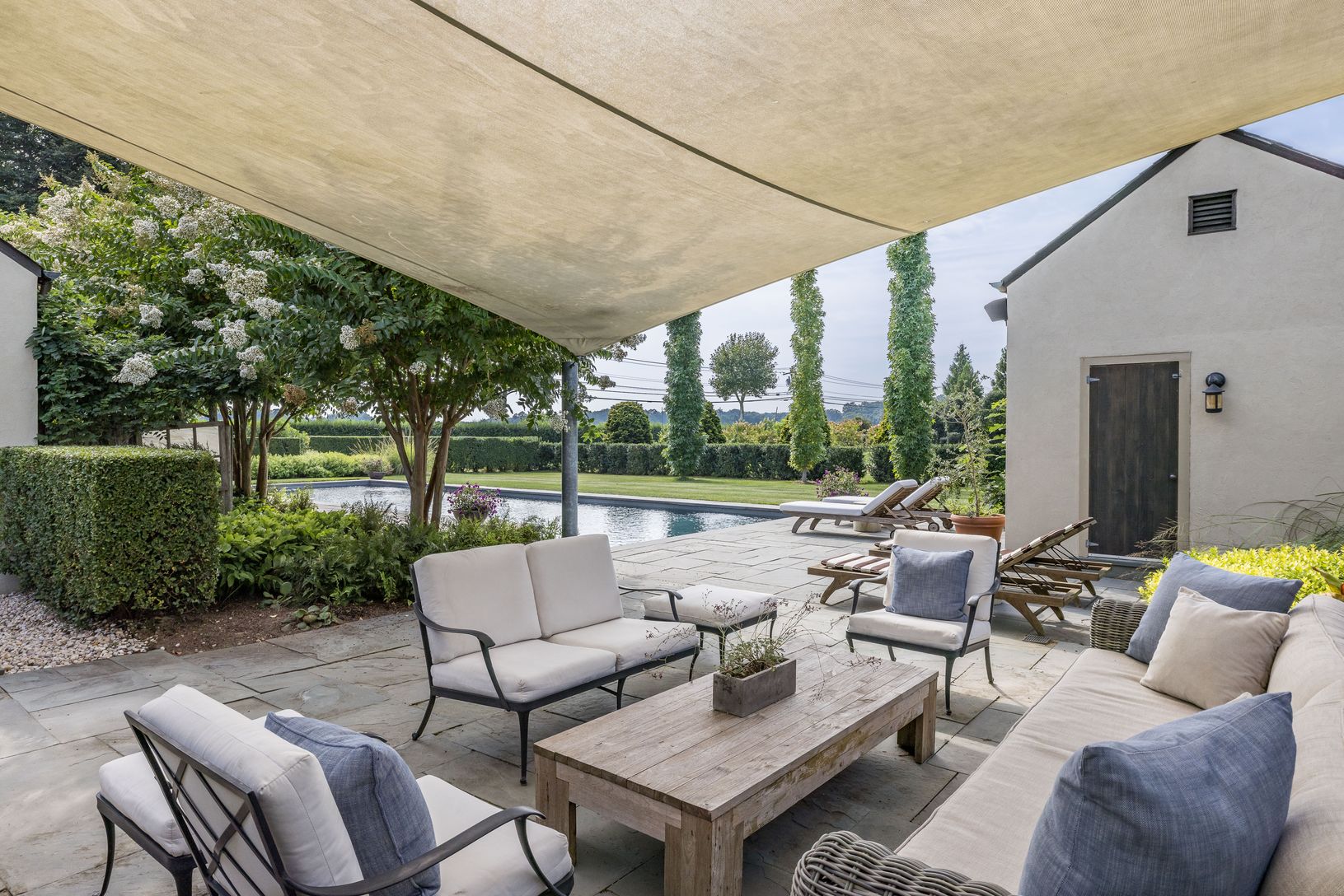  Outdoor seating area