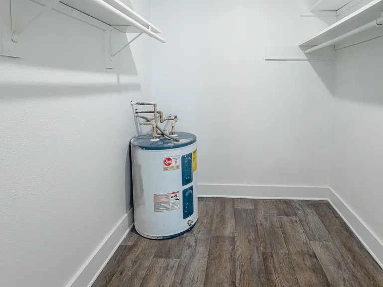 Mandarin Bay Apartments - Spacious Closet