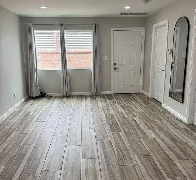9411 1/2 Mandale St — Photo 1