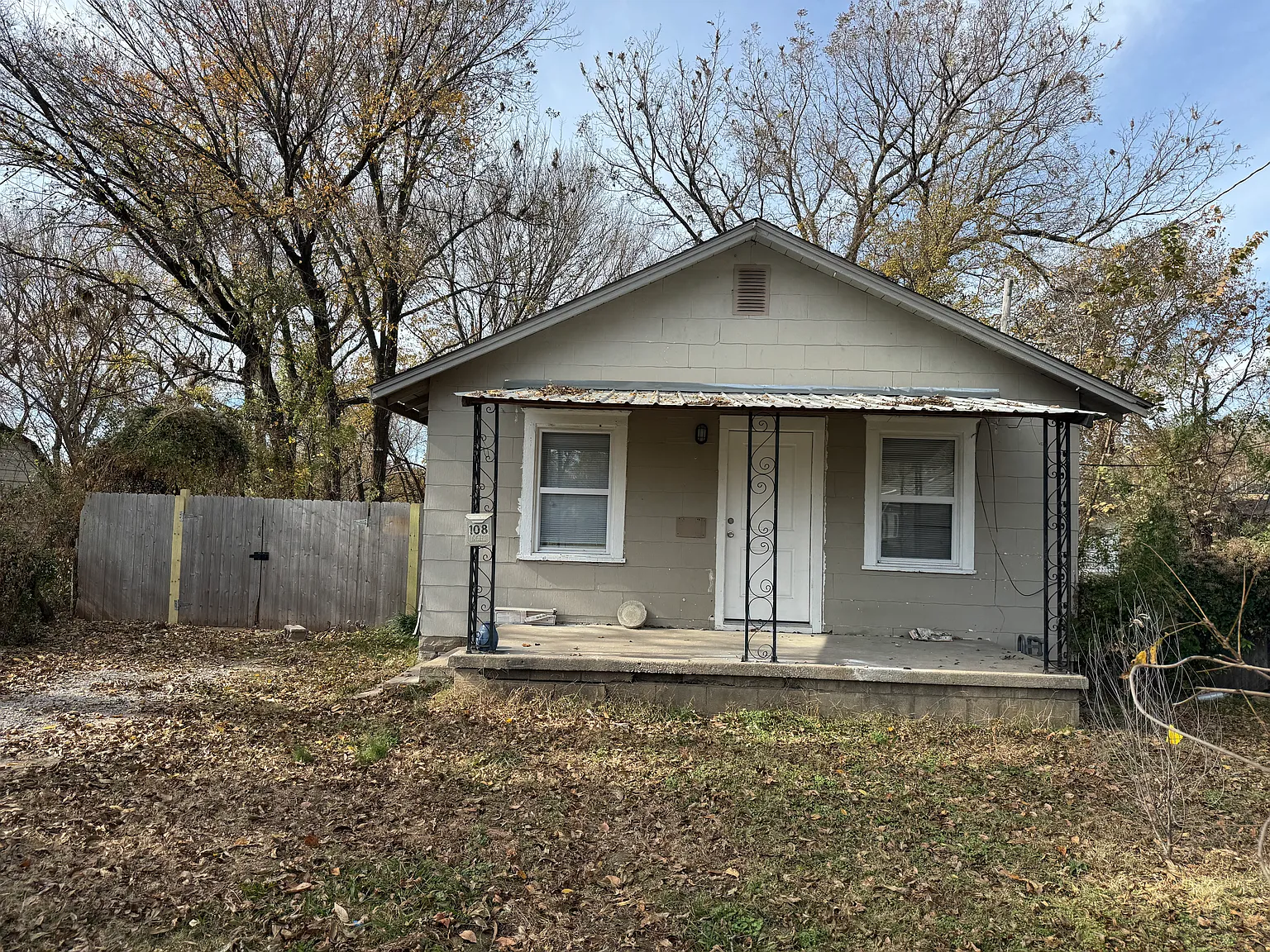 3 bed, 924 sqft, $1,200 — Photo 1