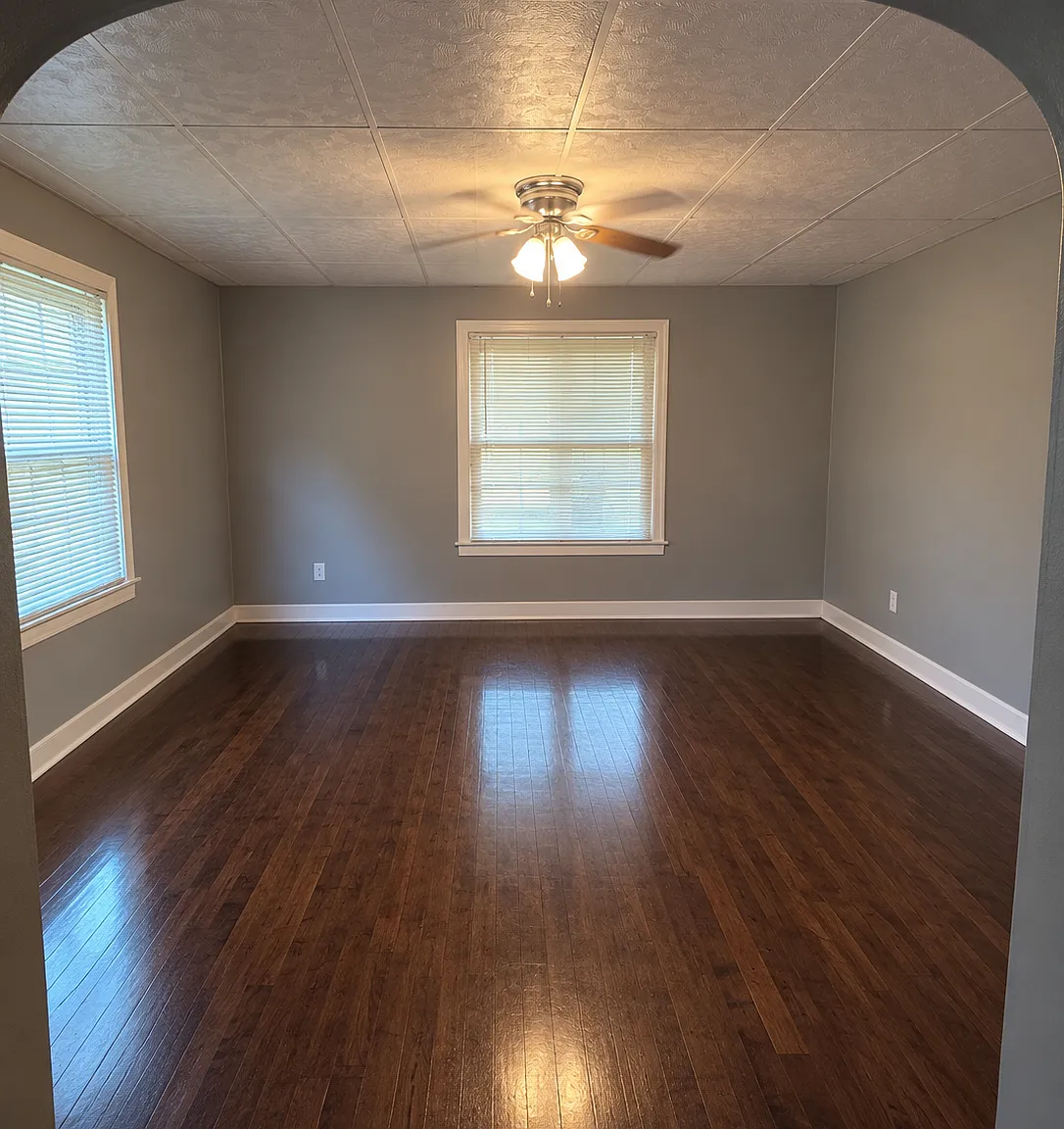 916 Clark Ave — Photo 1