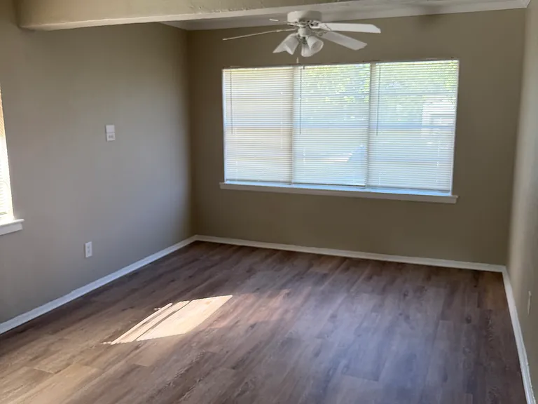 4871 Bedford Dr — Photo 2