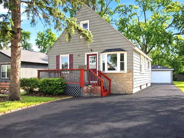 1621 Round Lake Dr, Round Lake Beach, IL 60073