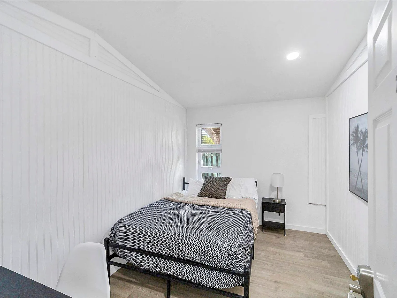 4 bed, 2.0 bath, 2200 sqft, $905 — Photo 2