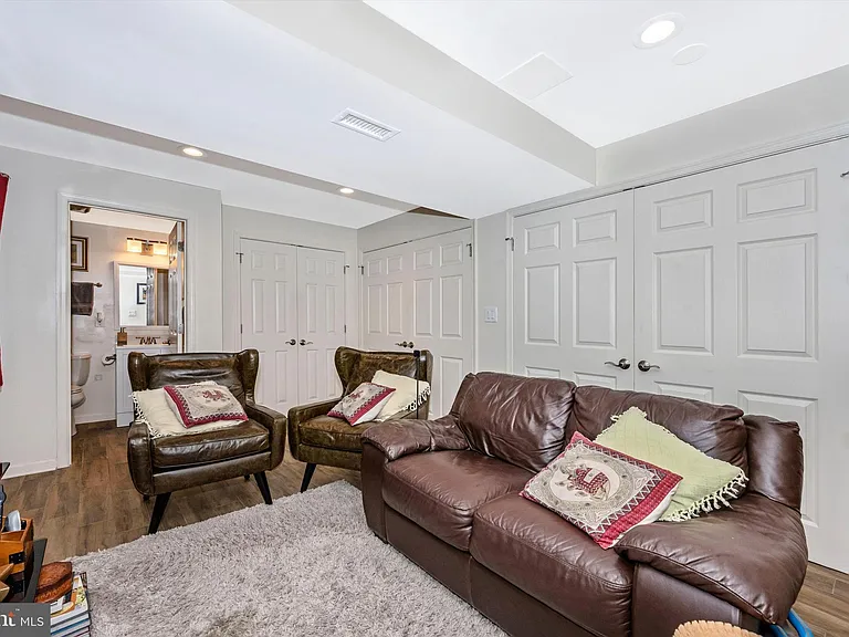6402 Montrose Rd — Photo 32