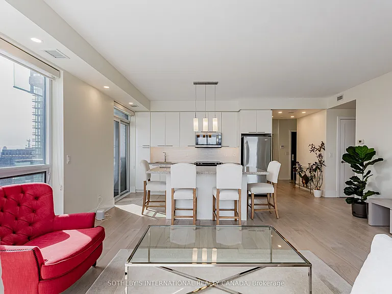70 Roehampton Ave #2014 — Photo 11