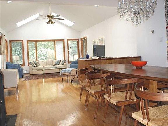 5th image of 29 Acorn Ln