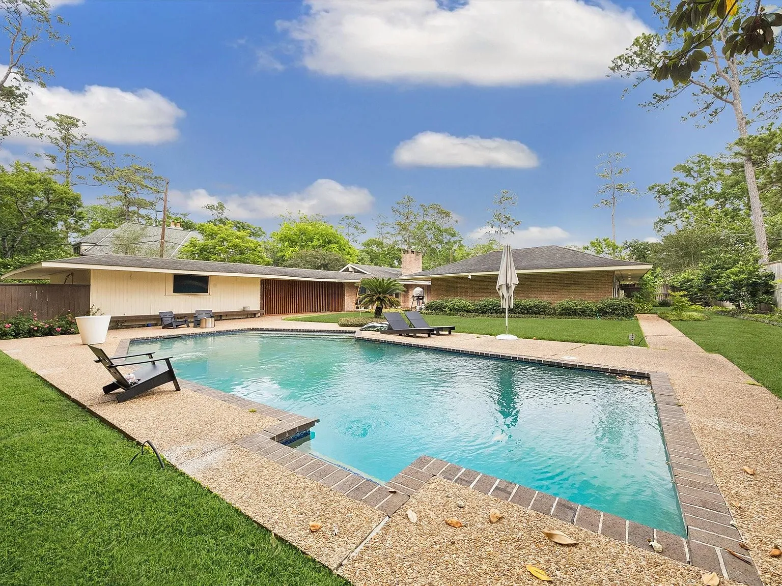 4 bed, 3.5 bath, 3754 sqft, $9,500 — Photo 2