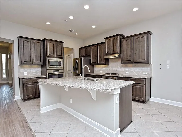 2208 Legend Hill Dr — Photo 9