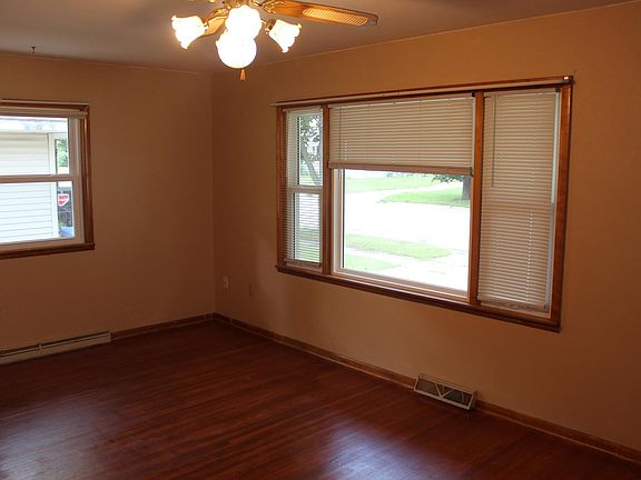 3rd image of 114 Fairfax St