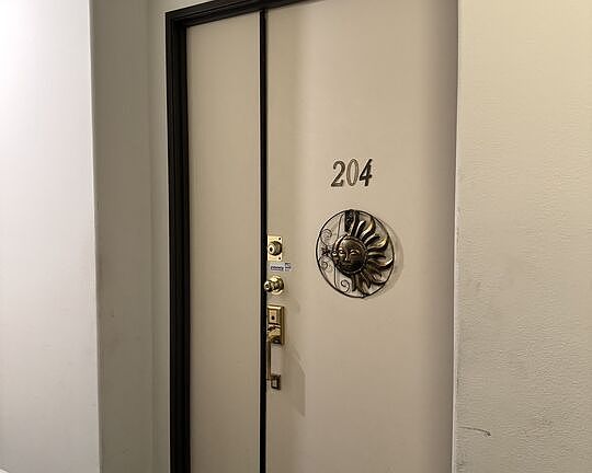 2nd image of 1002 S Burnside Ave APT 204