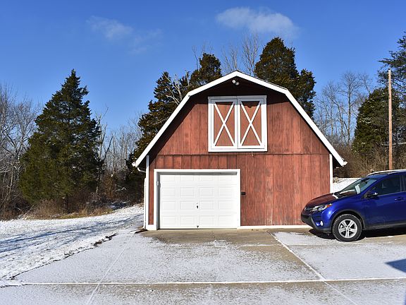 3rd image of 122 Carriage Park Dr