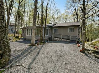 802 Sunrise Ct, Lords Valley, PA 18428