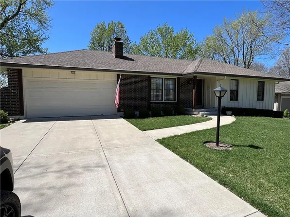 106 SE Westwind Dr, Lees Summit, MO 64063