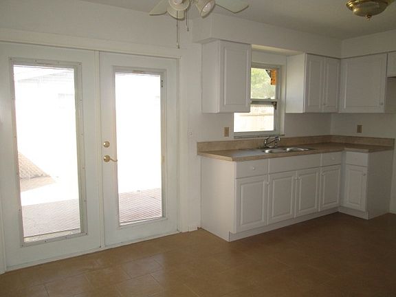 3rd image of 160 Crowell St