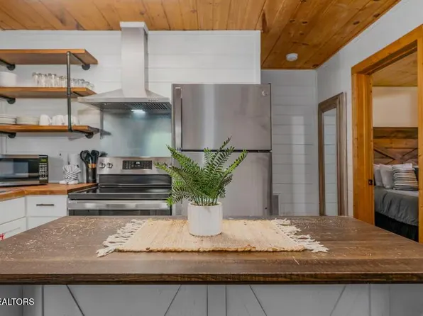 1805 Shady Grove Rd, Sevierville, TN 37876