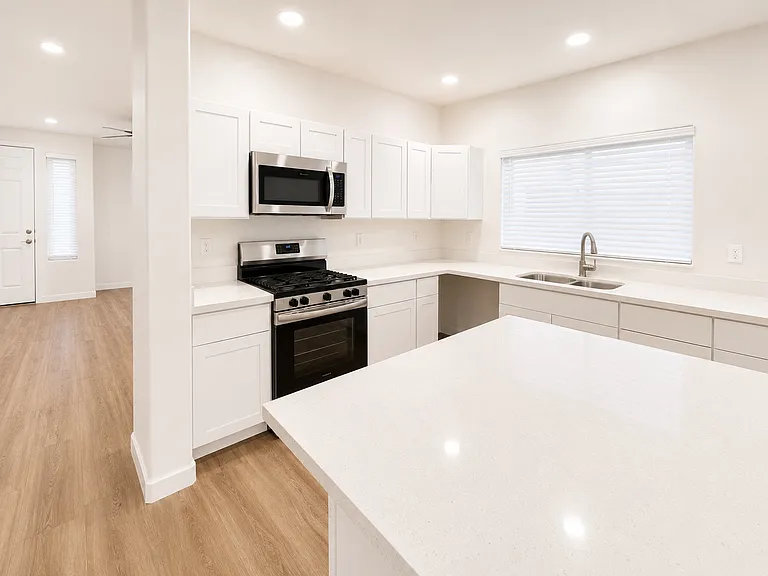 15238 W Custer Ln — Photo 4