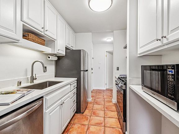 5th image of 2700 Le Conte Avenue #202