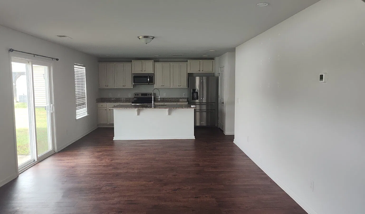 3 bed, 2.5 bath, 1968 sqft, $2,200 — Photo 2