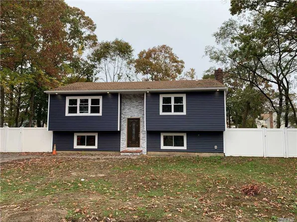 137 42nd St, Copiague, NY 11726