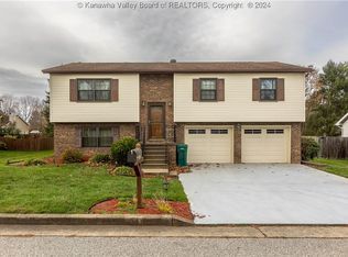 1004 Moss Creek Dr, Hurricane, WV 25526