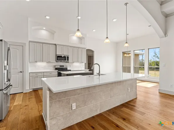 321 Farmhouse Dr, Marion, TX 78124