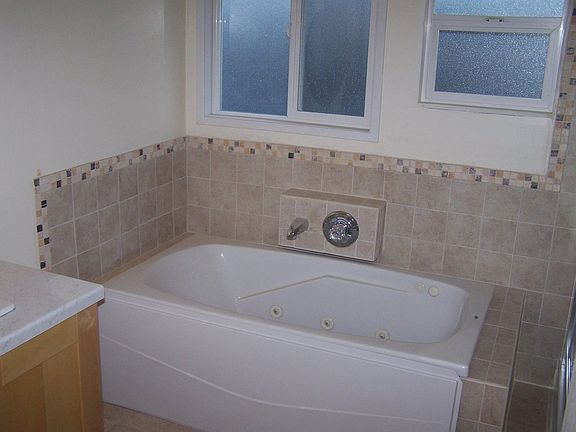 Italian Tiled Jetted Tub 2nd Flr