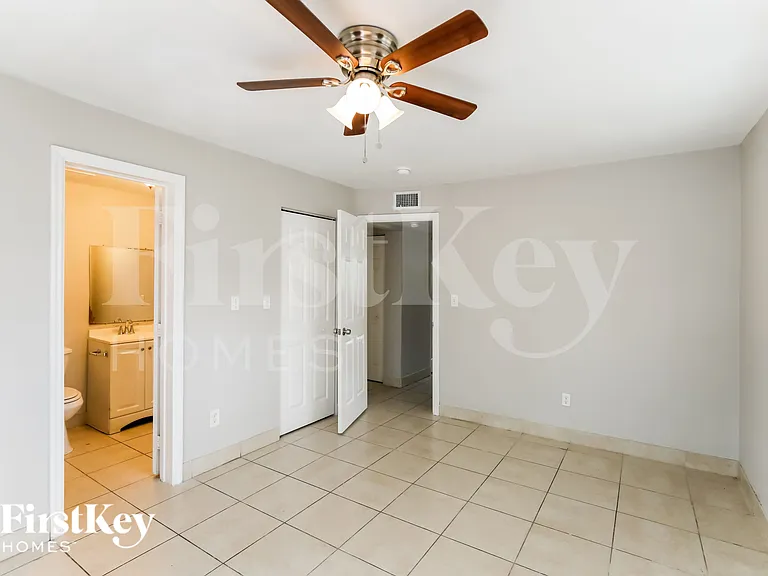 3427 NW 37th St — Photo 9
