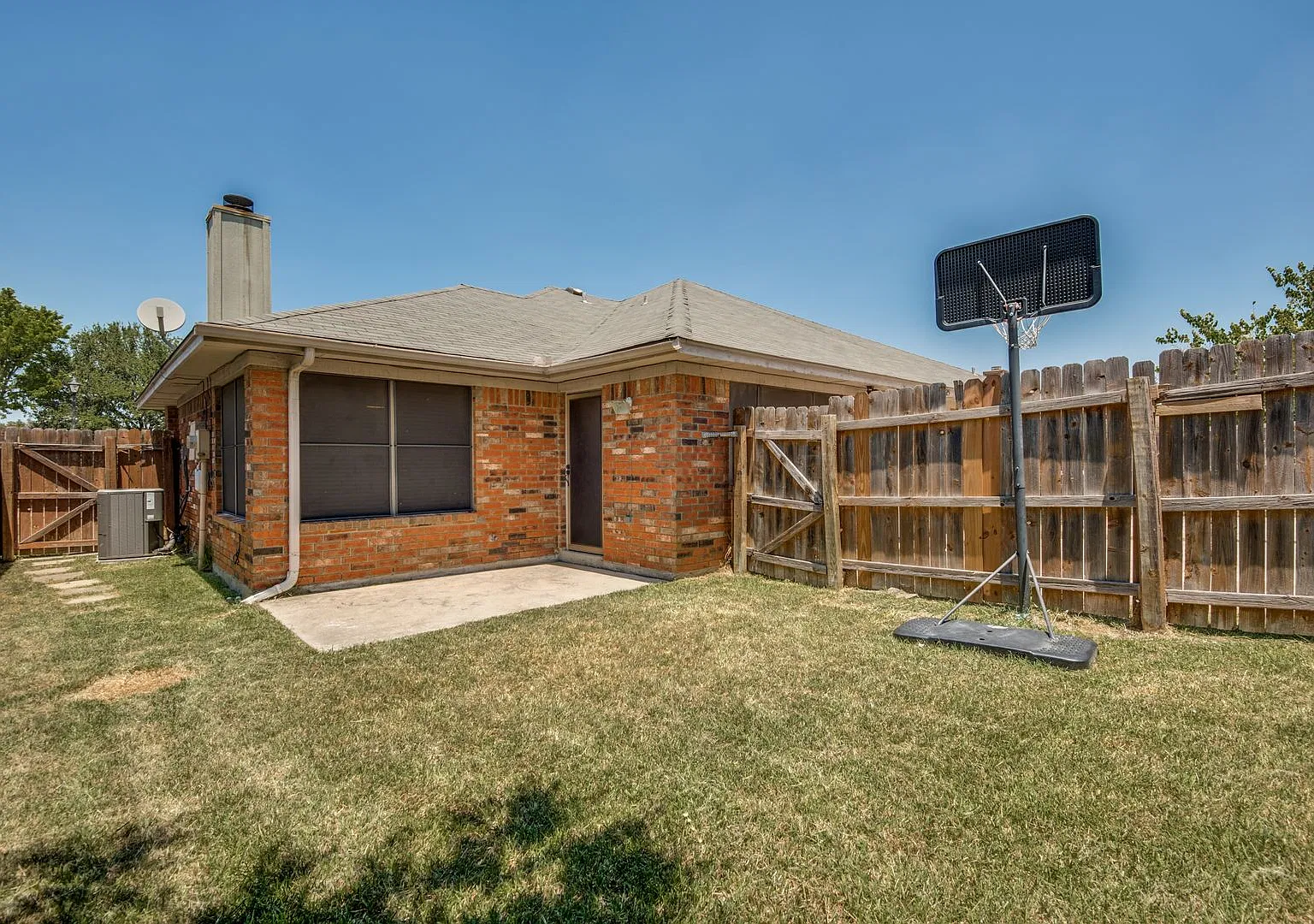 Charming 2-Bedroom Duplex in Coppell, TX | Coppell ISD | Private Yard & Attached Garage — Photo 1