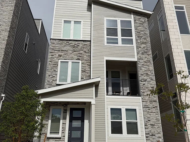 5266 Robb St — Photo 1