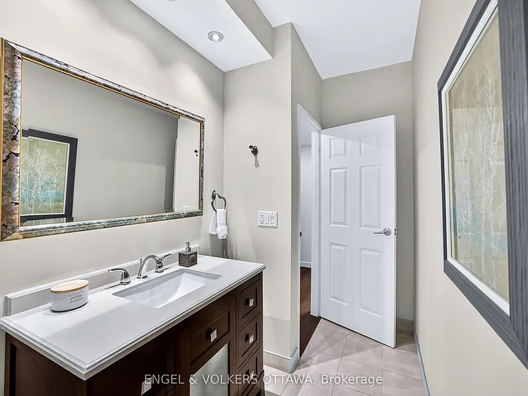 160 George St #2404 — Photo 38