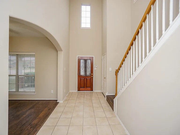 1323 Colonial Manor Dr — Photo 4