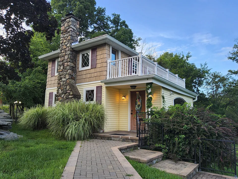 8 Lake Ave