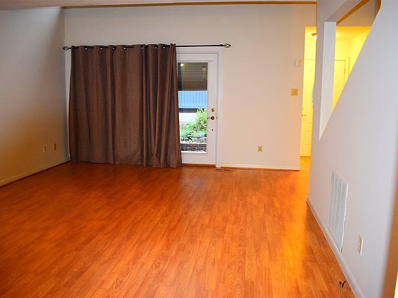 4th image of 1104 N Pkwy #26