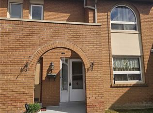 1180 Mississauga Valley Blvd #4, Mississauga, ON L5A 3M9