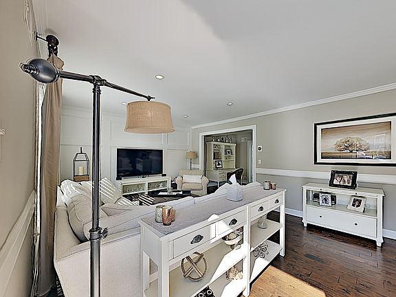 4th image of 610 Haifa Ct