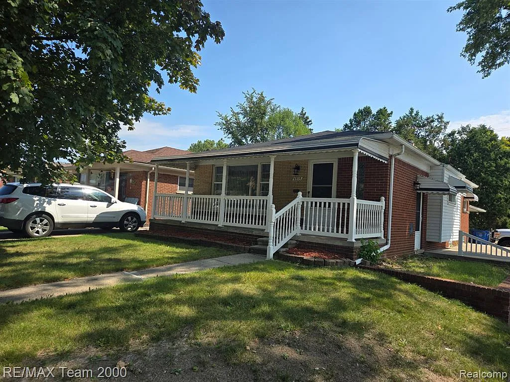 3 bed, 1.0 bath, 2015 sqft, $1,600 — Photo 1