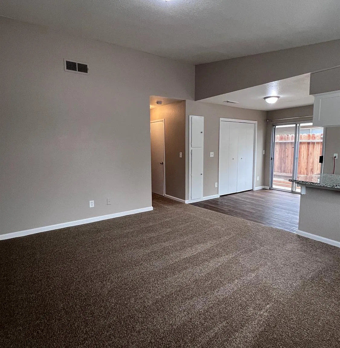 3 bed, 1000 sqft, $1,595 — Photo 4